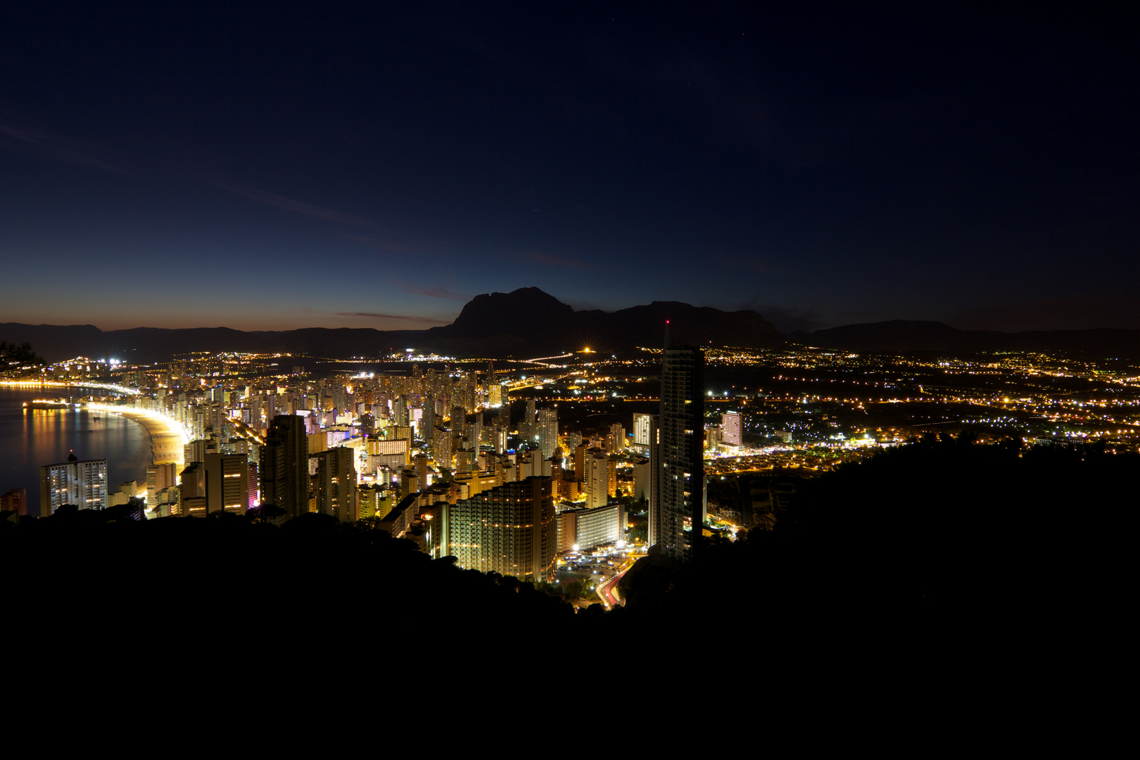 Benidorm und Umgebung bei Nacht