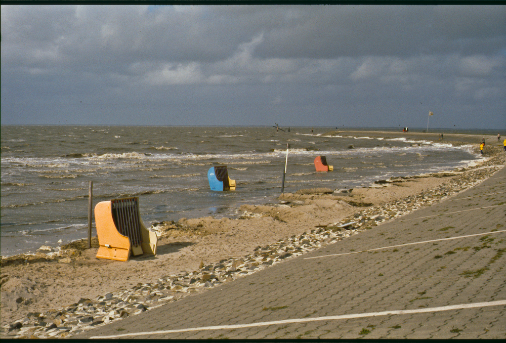 Bensersiel 1980  - der kleine Strand noch kleiner, durch Hochwasser