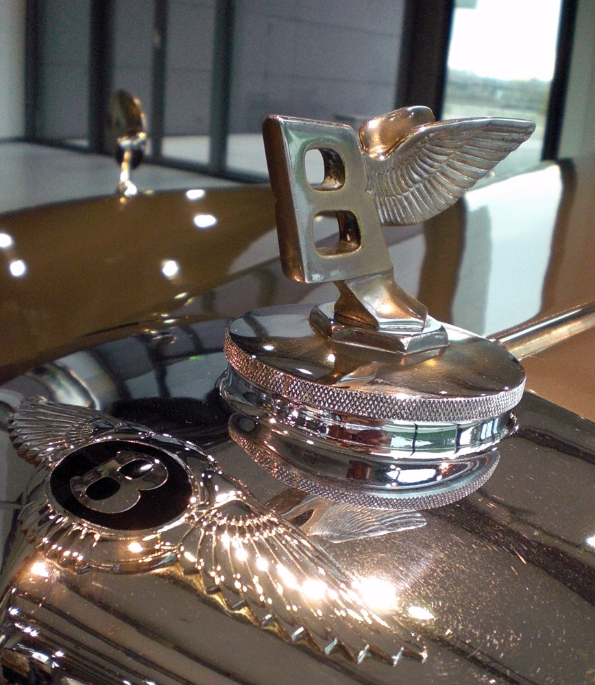 Bentley Emblem und Kühlerfigur