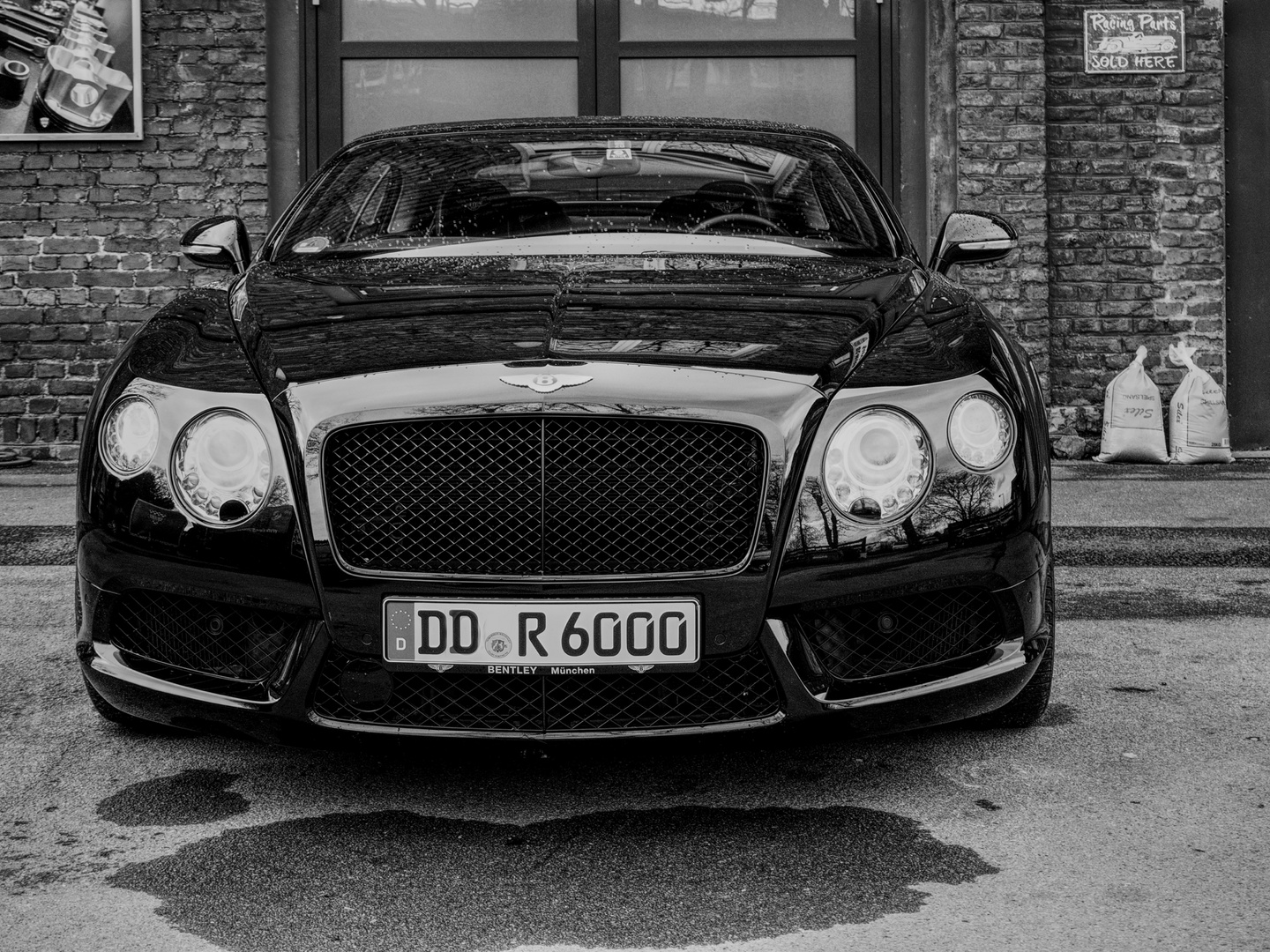 Bentley vor der Werkstatt