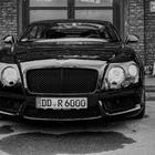 Bentley vor der Werkstatt