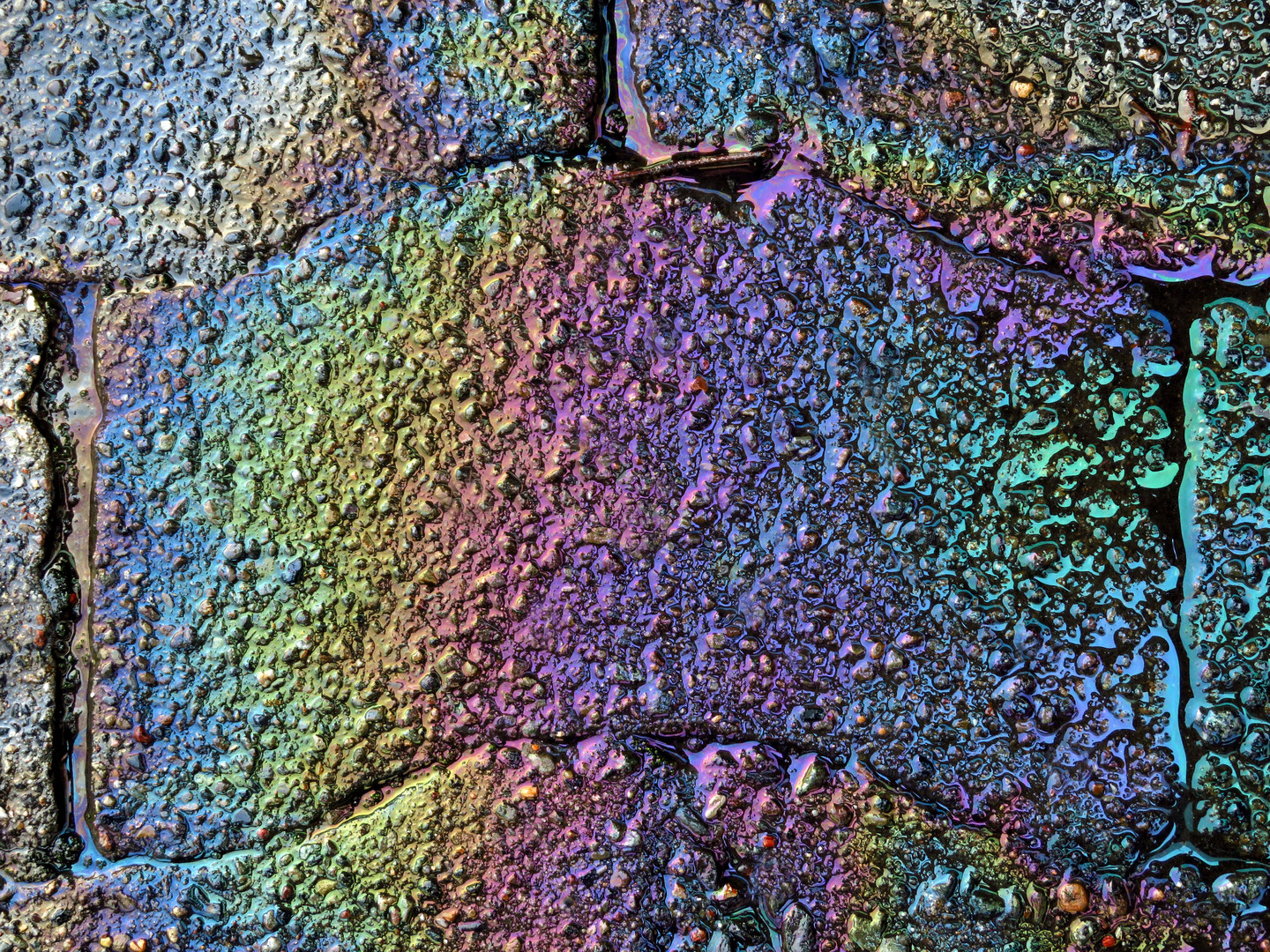 Benzinlache auf nassem Pflasterstein, Gasoline puddle on a wet cobblestone