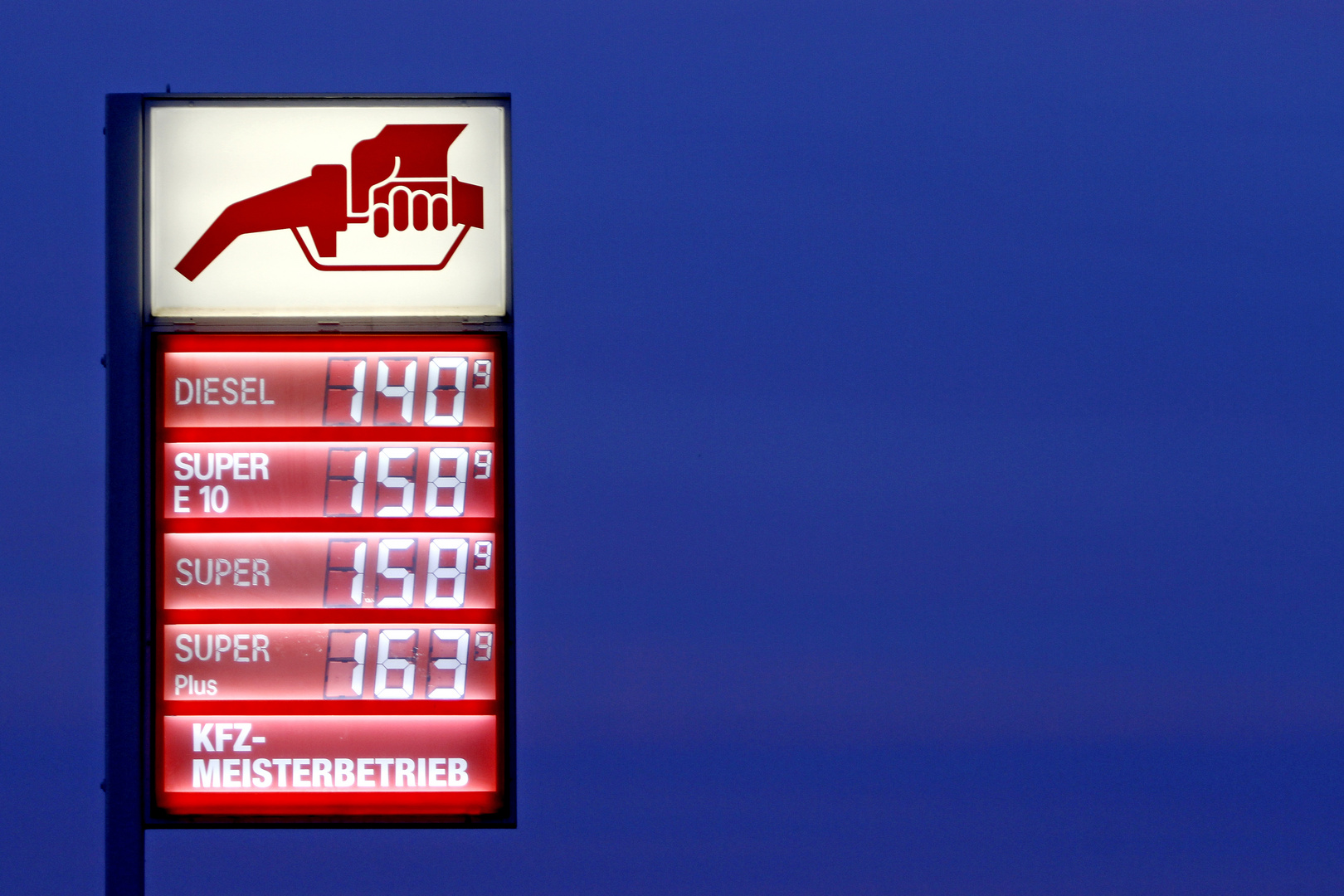 Benzinpreise in der Blauen Stunde …