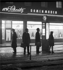 Beobachtet an einem nasskalten Winterabend am Wiener Platz in Köln-Mülheim 1965