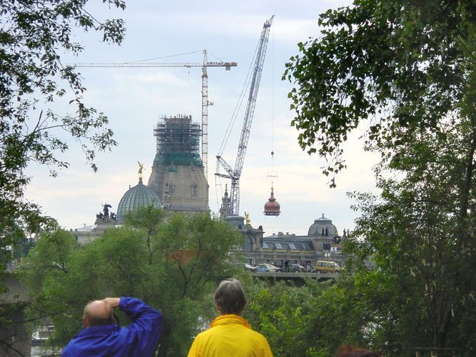 Beobachtet aus sicherer Entfernung: Die Krönung der Auferstandenen ...