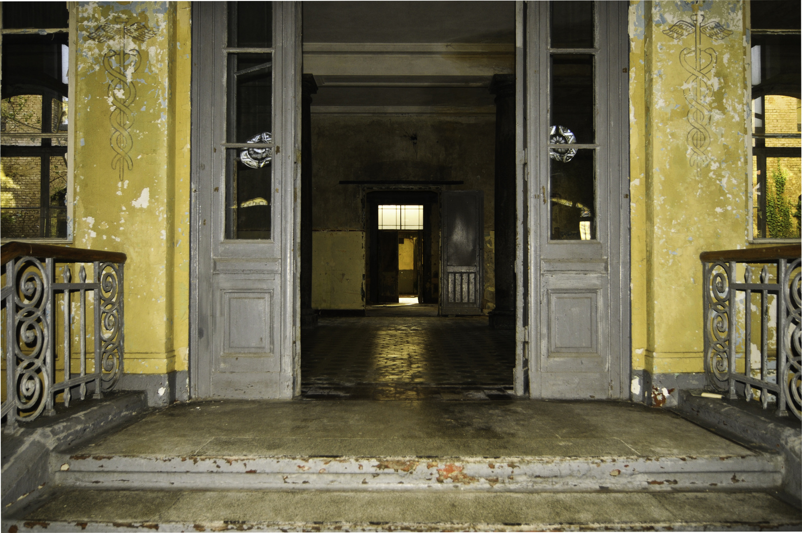 Ber Blick ins Badehaus mit den Spiegelungen der Fenster