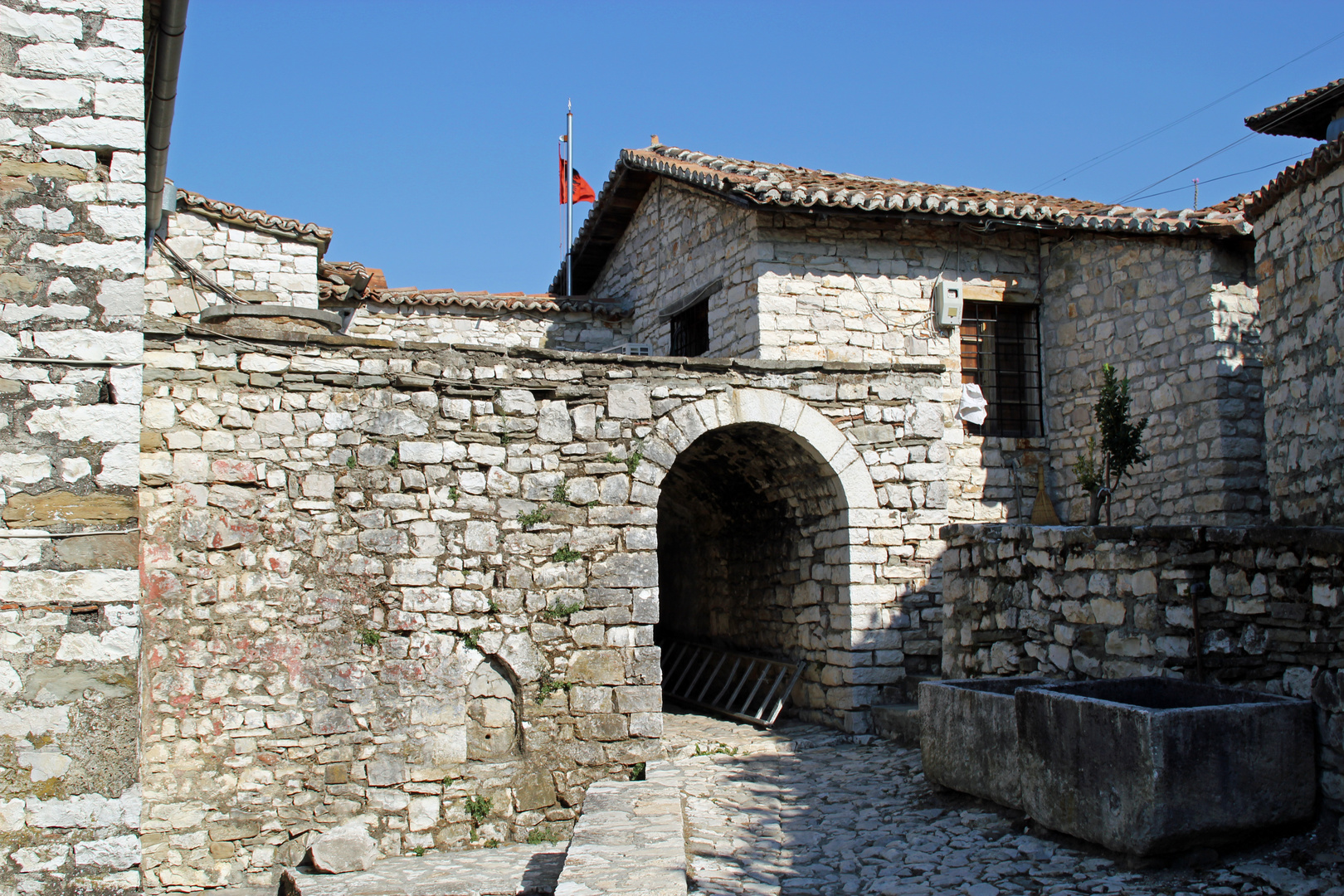 Berat /Albanien: Im Hof der Kathedrale "Heilige Maria"