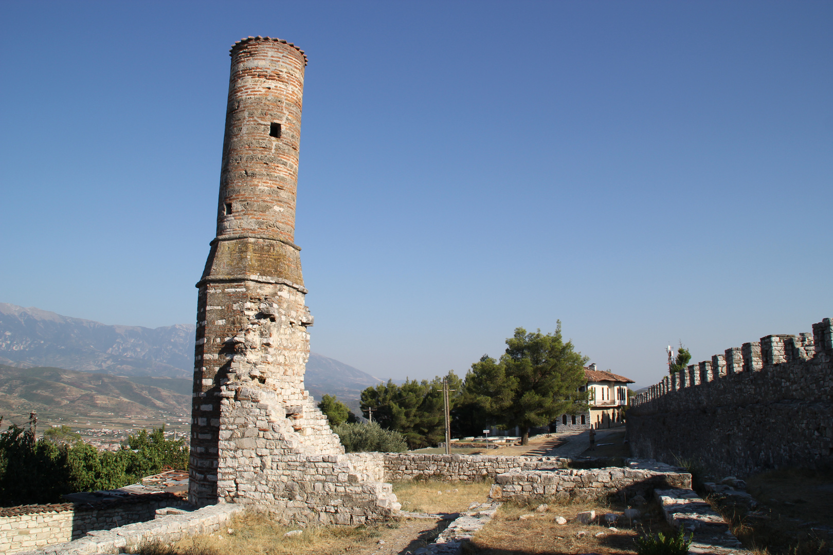 Berat, Albanien: Reste der Roten Moschee auf dem Festungsgelände