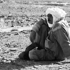 Berber sitzt in der Wüste Marokkos