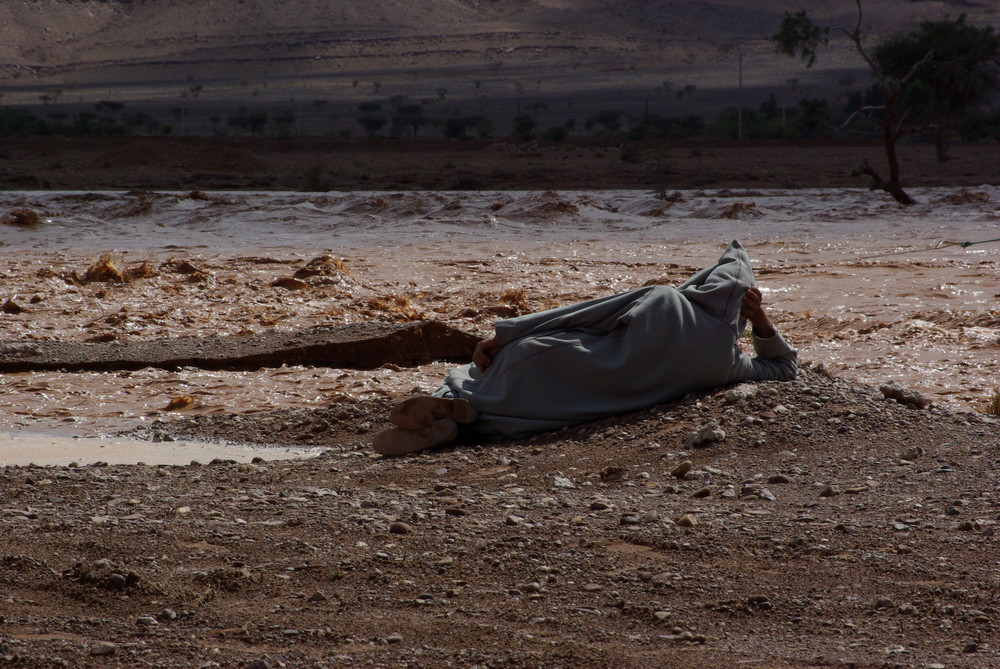 Berbères contemplatif devant l'eau