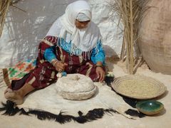 Berberfrau mit Reibschale in Matmata, Tunesien