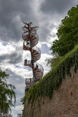 Berblinger Turm mit Wolken