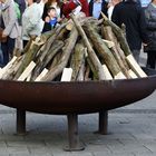 Bereit für das große Osterfeuer vor der Kirche