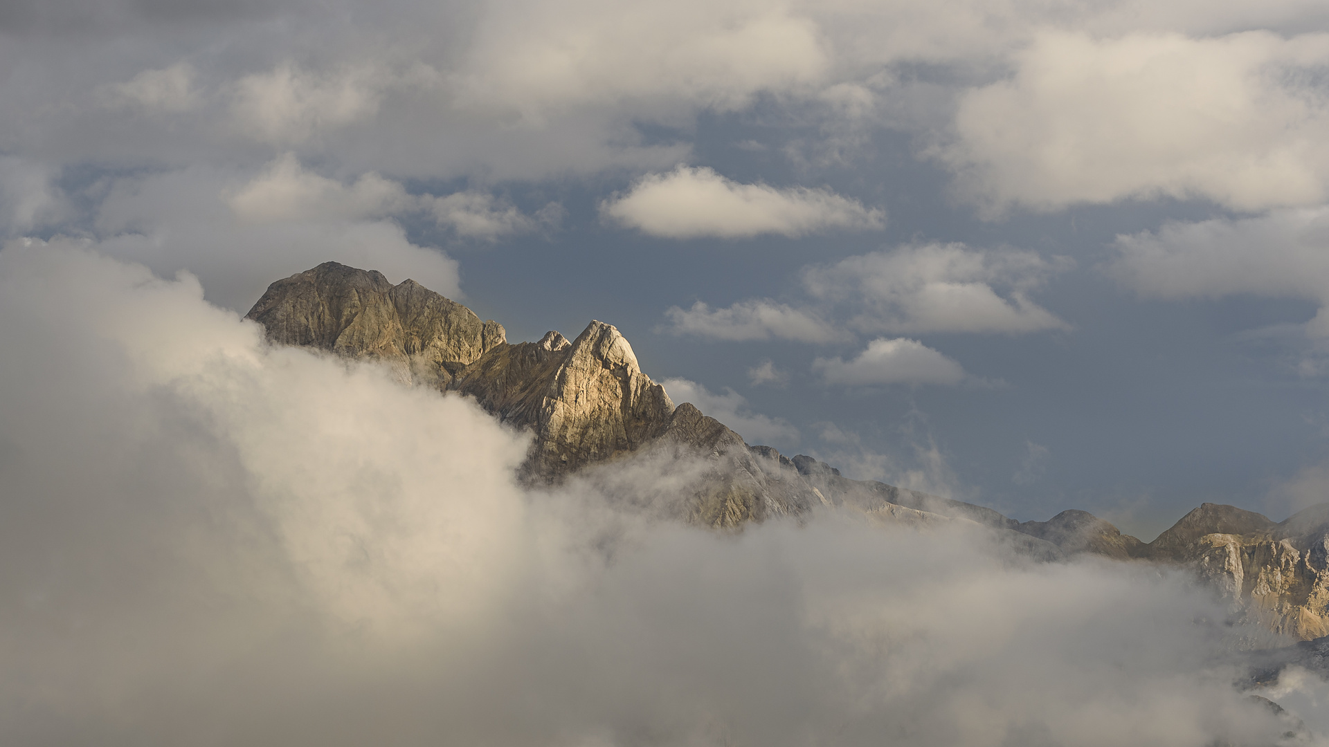 berg aus den wolken