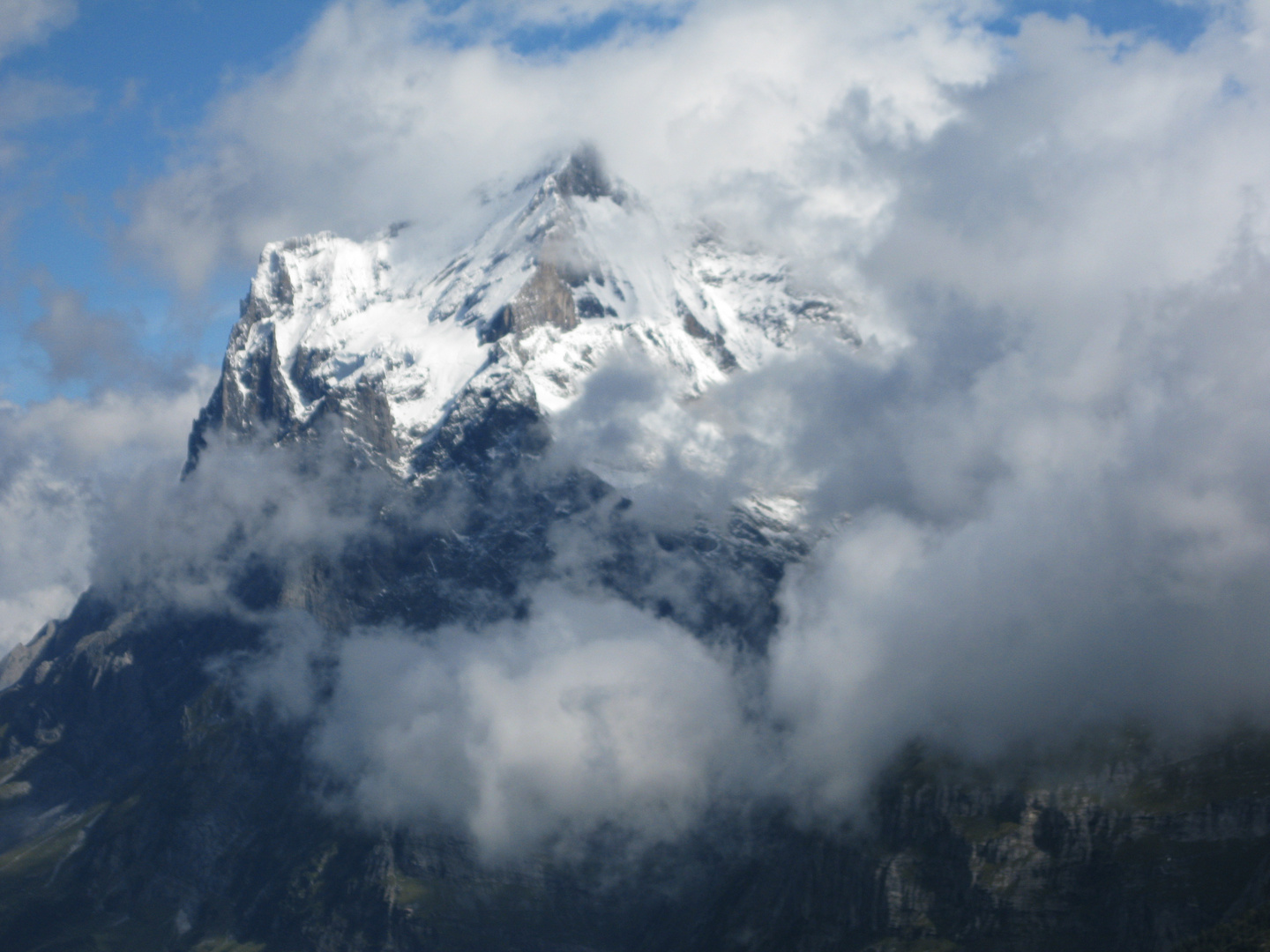 Berg im Wolkenschleier