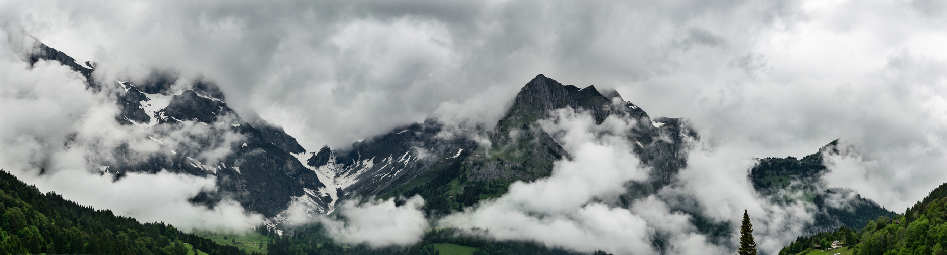 Berg in den Wolken