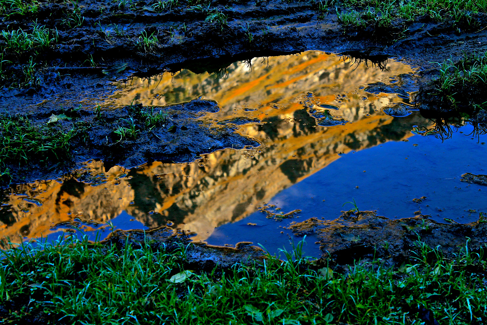 Berg in der Pfütze