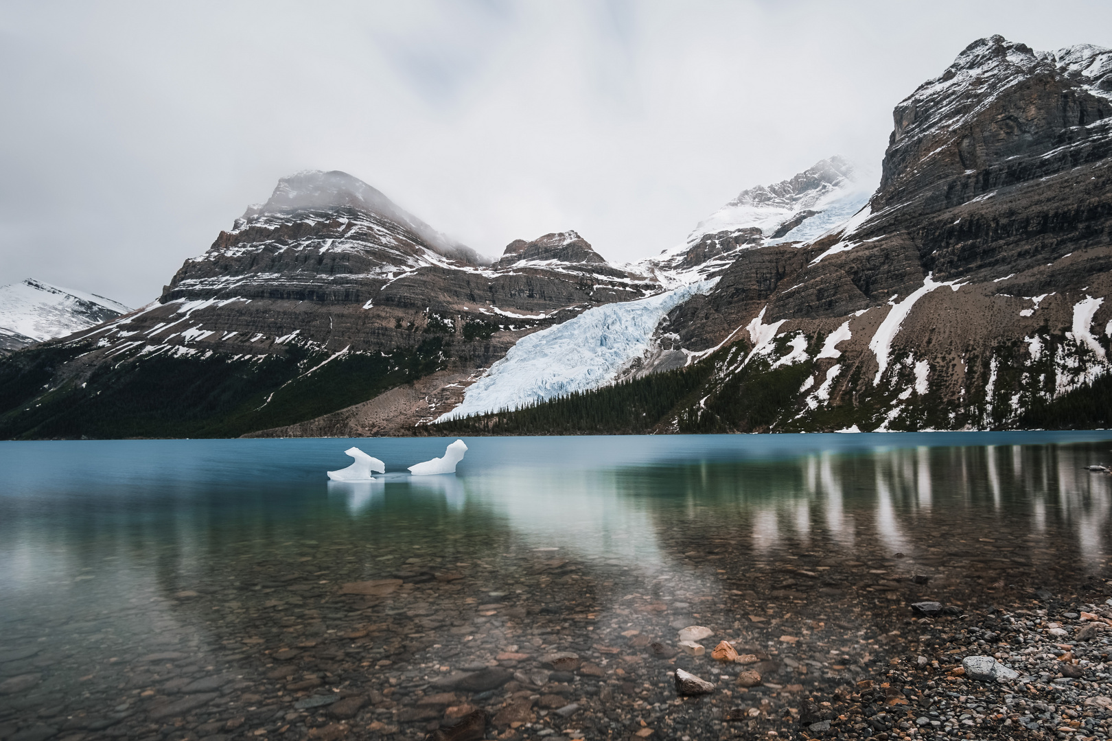 "Berg Lake" and a breathtaking view to the glacier.