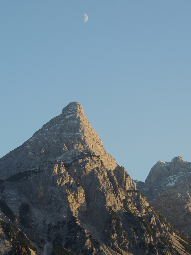 Berg mit Mond