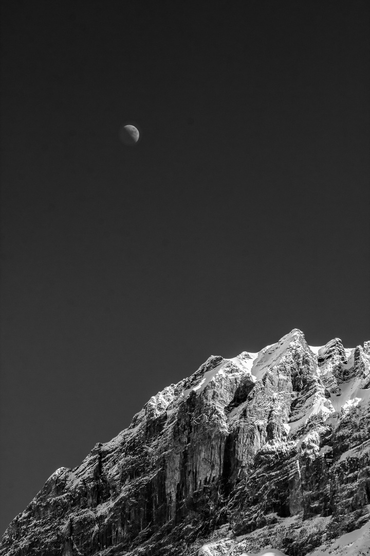 Berg mit Mond