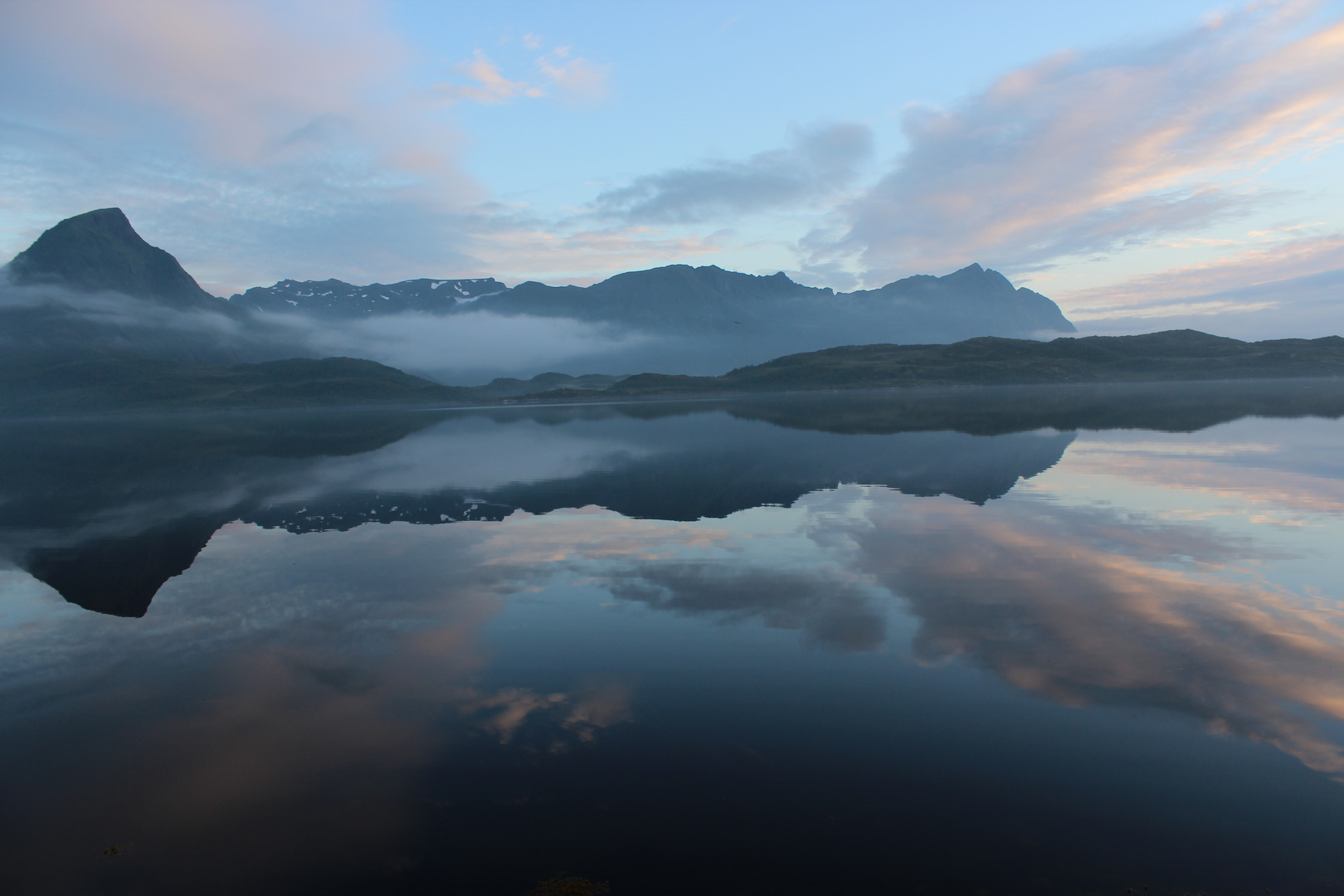 Berg mit Nebel umschleihert