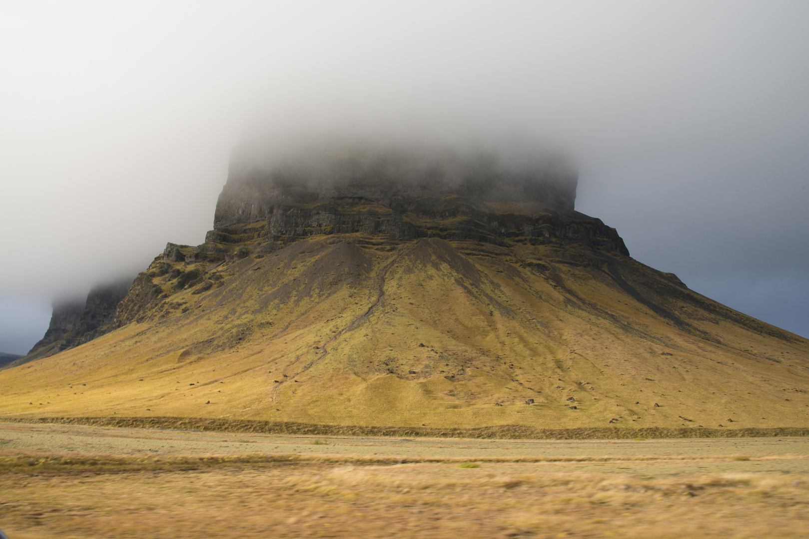 Berg mit Nebelhaube