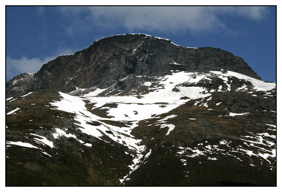 Berg mit Schnee 2