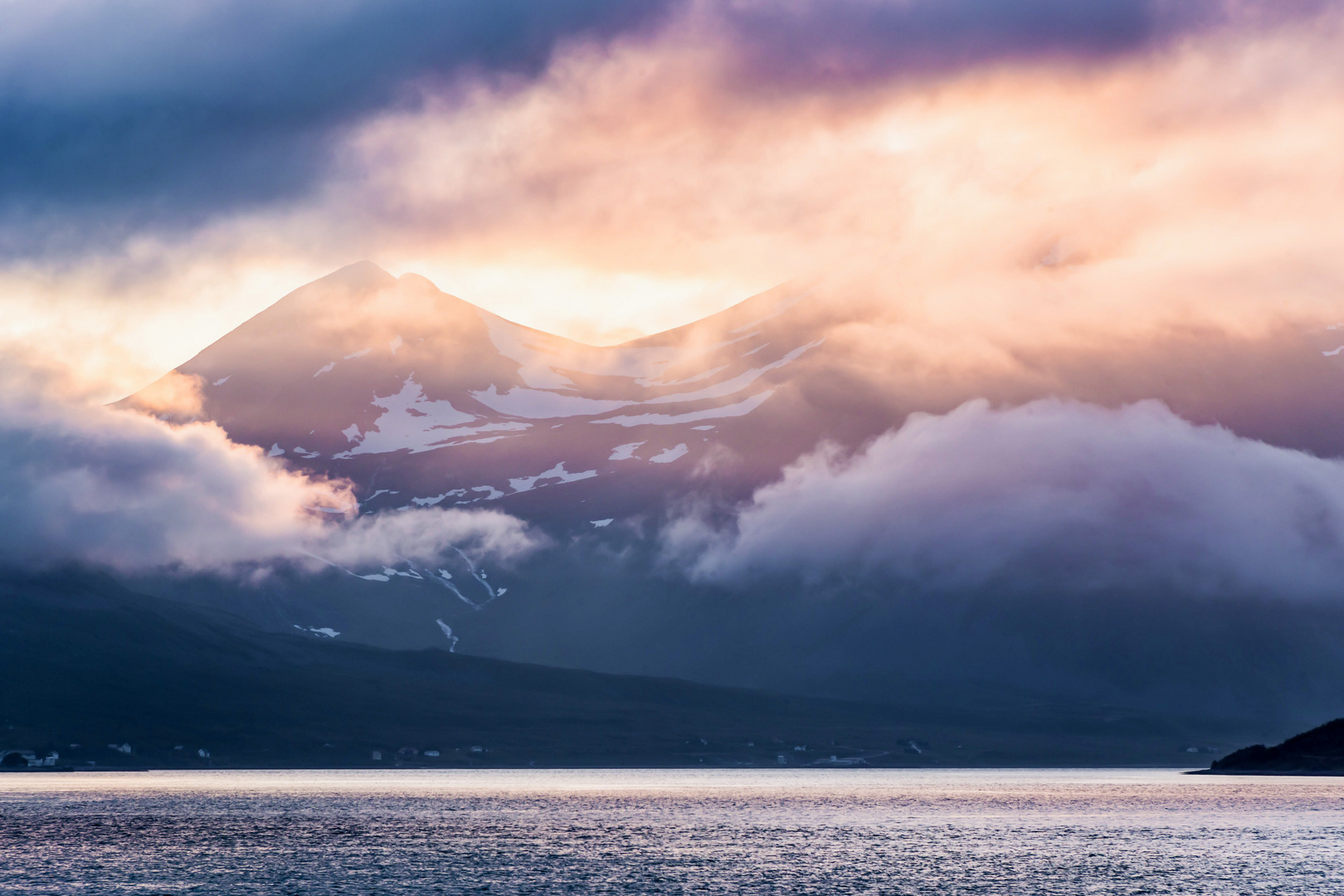 Berg mit Wolken und Abendsonne