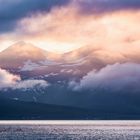 Berg mit Wolken und Abendsonne