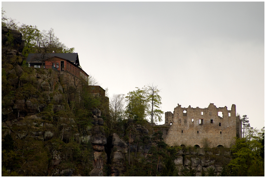 Berg Oybin mit Klosterruine und Berggasthof