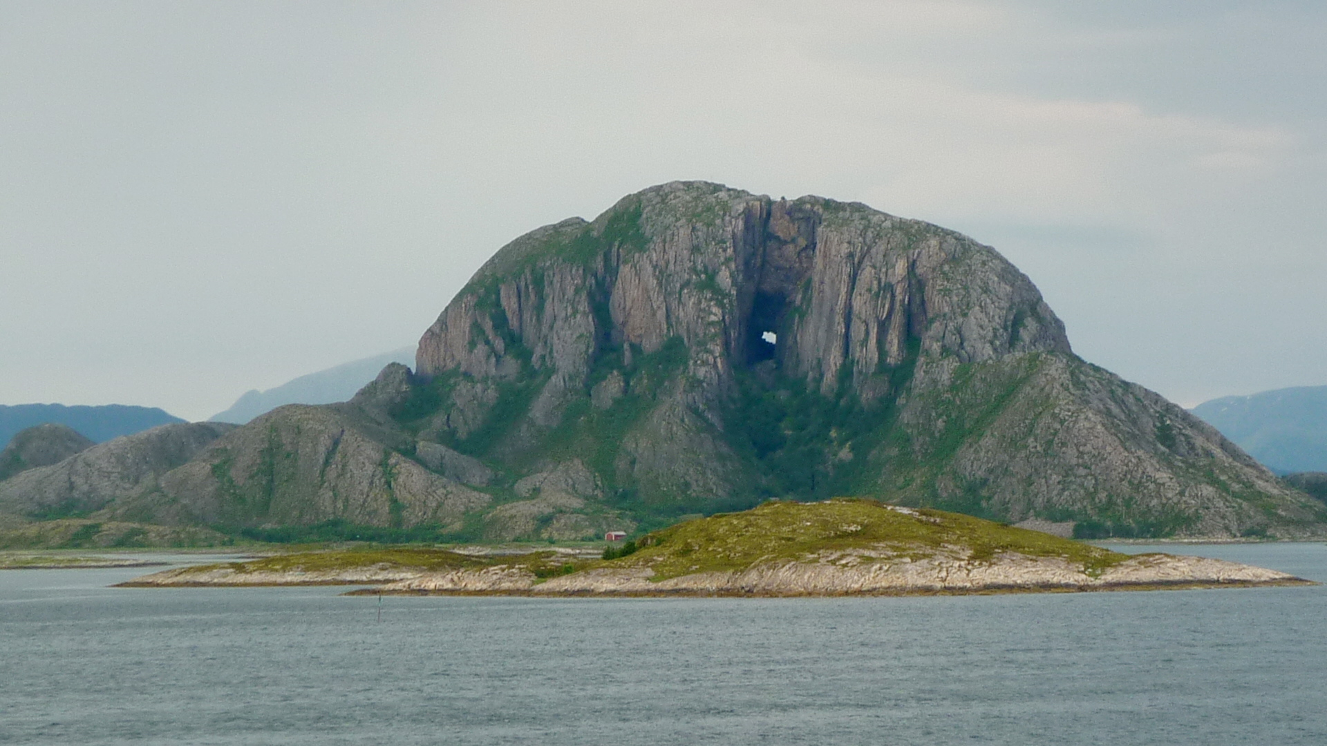 Berg Torghatten 258m,bei Bronnoysund.