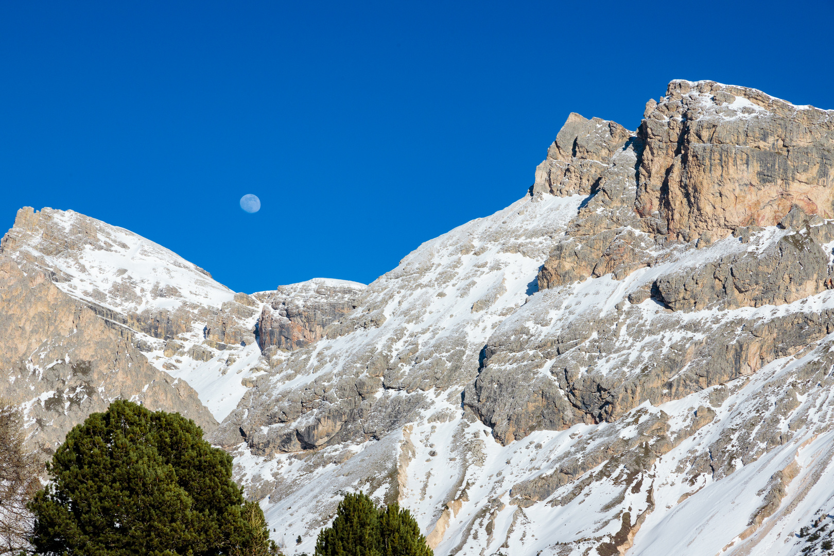 Berg und Mond