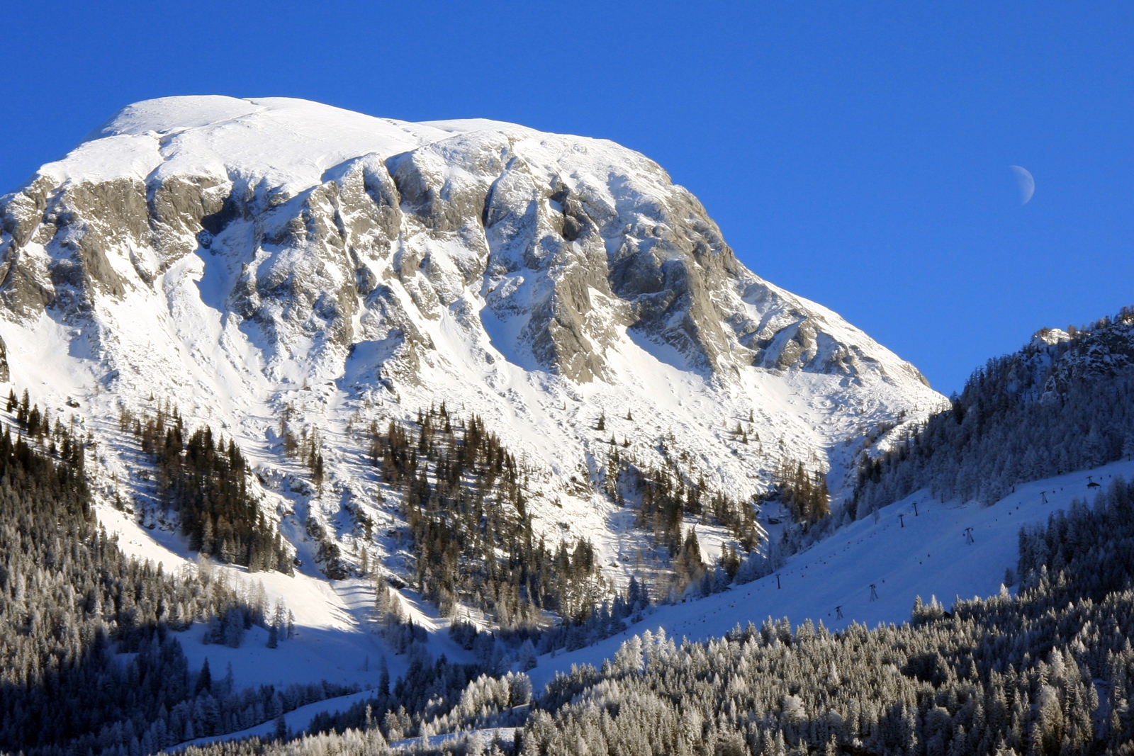 Berg und Mond