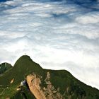 Berg versinkt im Wolkenmeer