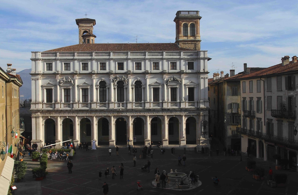 Bergamo, Piazza Vecchia, biblioteca A.Mai