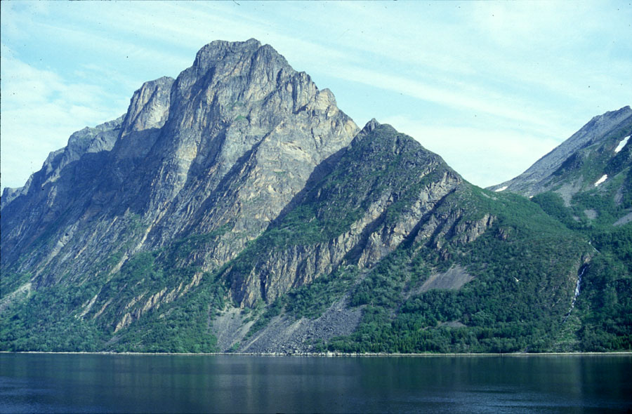 Bergansicht vom Fjord aus