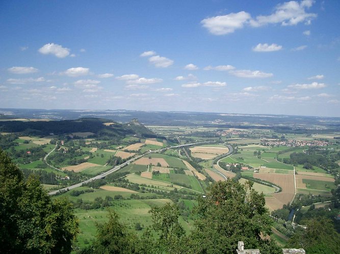 Bergaussicht auf herbstliche Felder