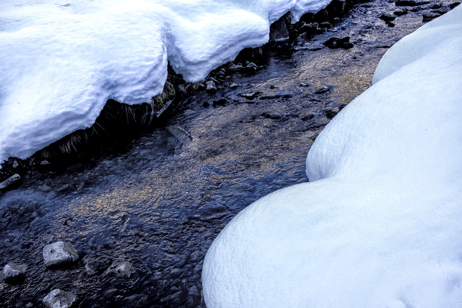 Bergbach im Winter