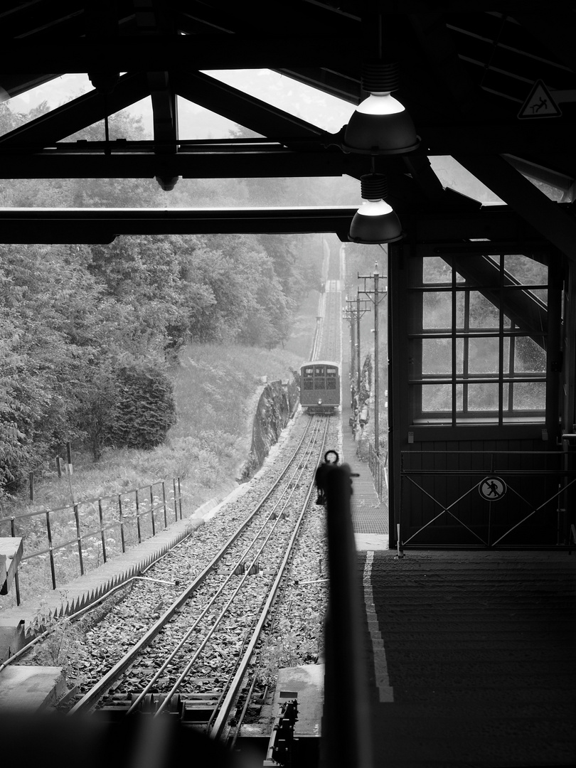 Bergbahn im Regen