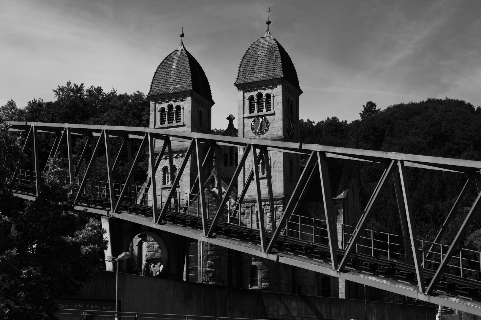 Bergbahn vor Kirche