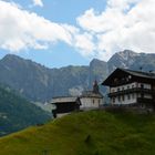 Bergbauernhof mit eigener Hofkapelle vor herrlicher Bergkulisse...