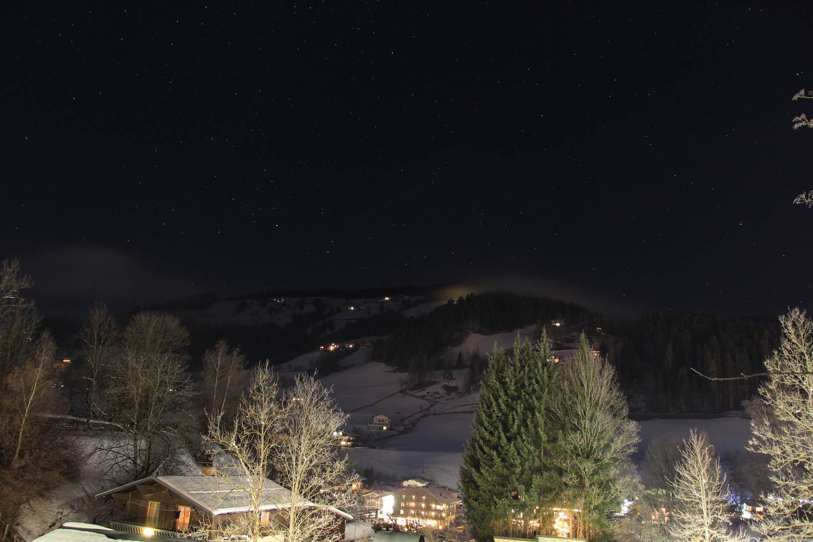 Bergdorf bei Nacht