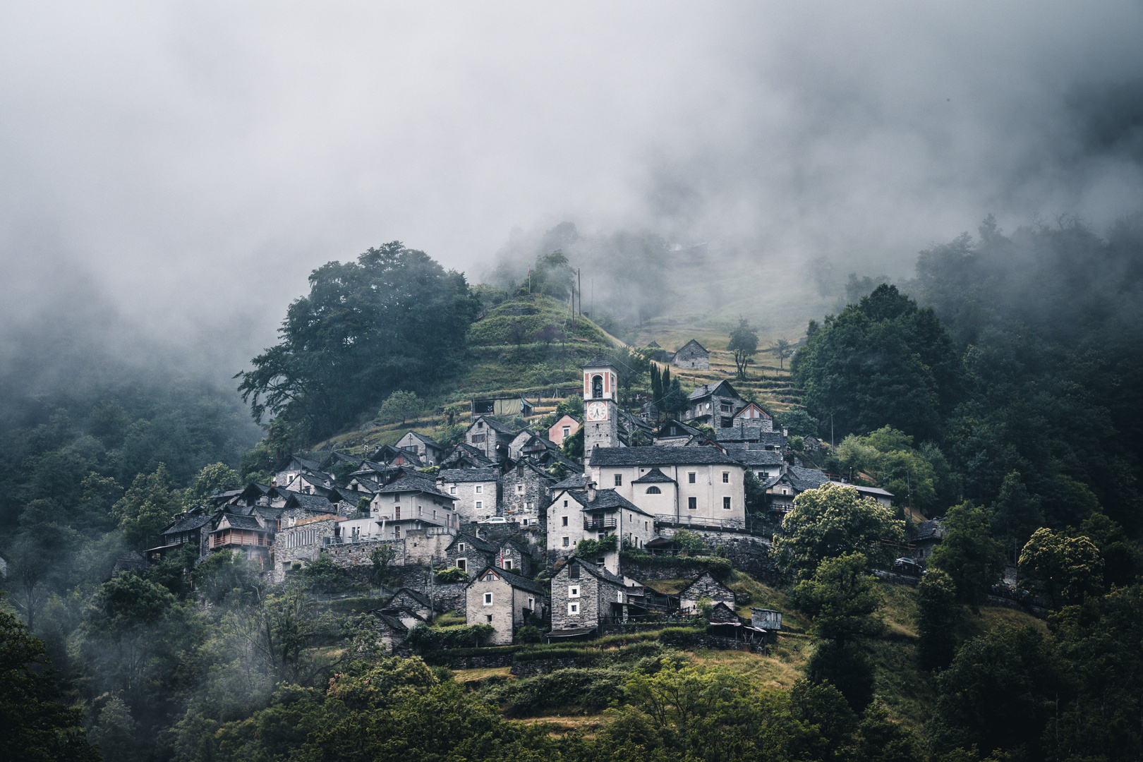 Bergdorf im Nebel