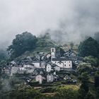 Bergdorf im Nebel