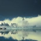 Bergdorf in den Dolomiten im Morgennebel