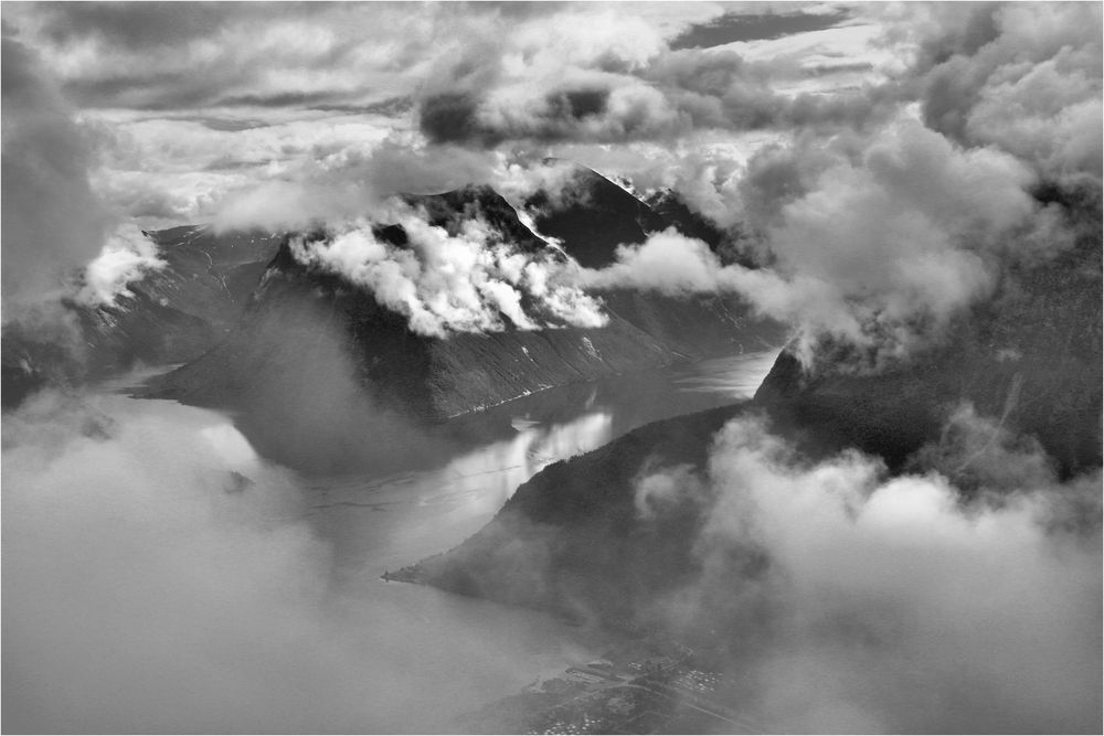 BERGDRAMA AM FJORD