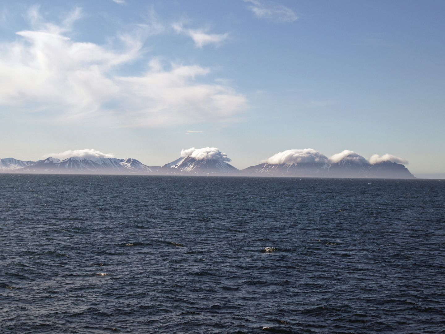 Berge am Nordkap mit Mütze