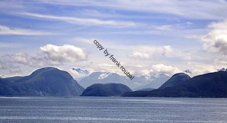 Berge an einem Fjord in Norwegen