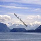 Berge an einem Fjord in Norwegen