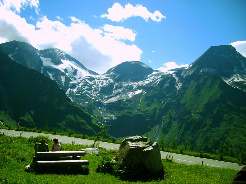 Berge an einer Passstraße